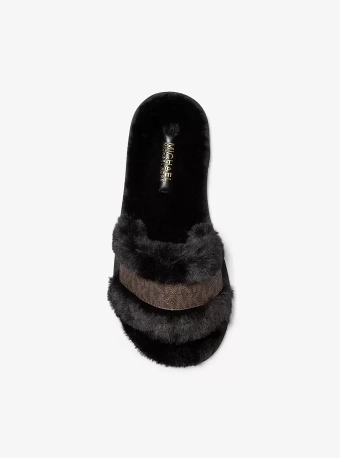 Alexis sandaler med fuskpäls och metallisk signaturlogotyp