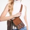 ASHYA X MICHAEL KORS Saga Signature-väska i läder ASHYA X MICHAEL KORS Saga Signature-väska i läder