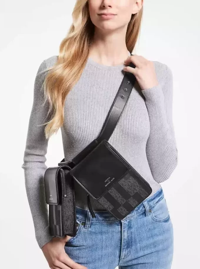 ASHYA X MICHAEL KORS Saga Signature-väska i läder
