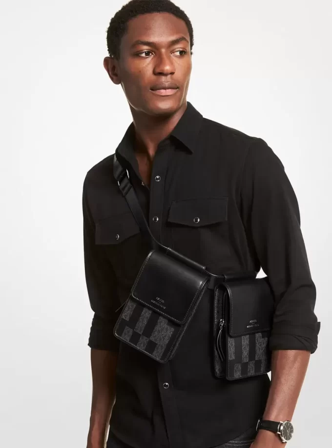 ASHYA X MICHAEL KORS Saga Signature-väska i läder