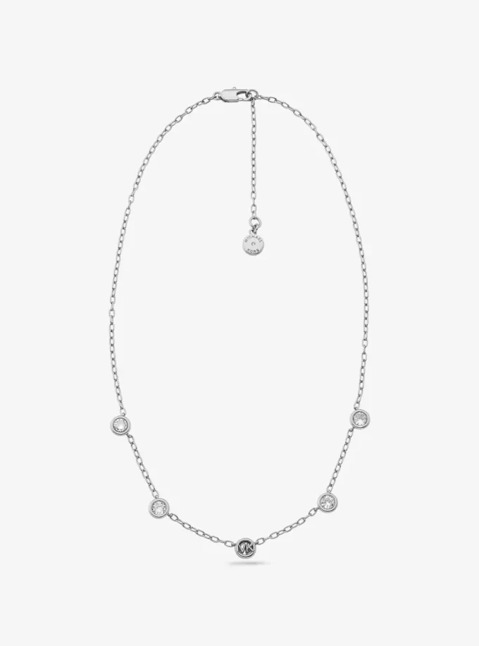 Halsband med logotyp och pavédetaljer Halsband med logotyp och pavédetaljer