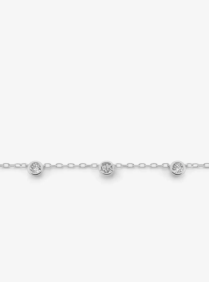 Halsband med logotyp och pavédetaljer Halsband med logotyp och pavédetaljer