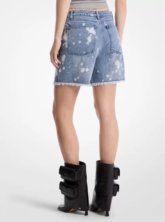 Handstänkta blekta denimshorts med pojkvänmotiv
