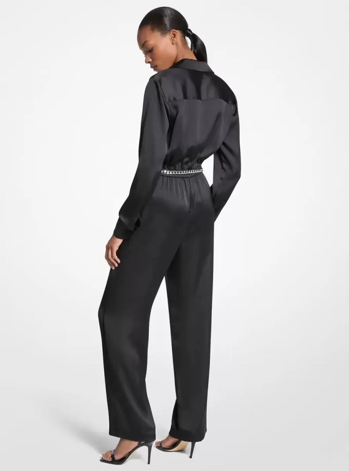 Jumpsuit med långa ärmar i satin och skärp