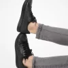 Keating-logotyp och lädersneaker