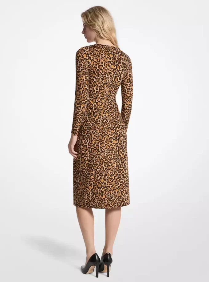 Leopardmönstrad Klänning i Matt Jersey med Rynkad Design