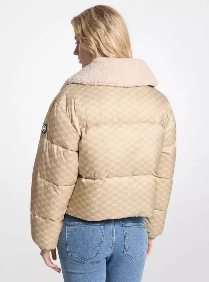 Logotyptryck och sherpa-pufferjacka