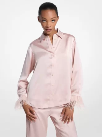Pyjamasskjorta i satin med fjäderdetaljer