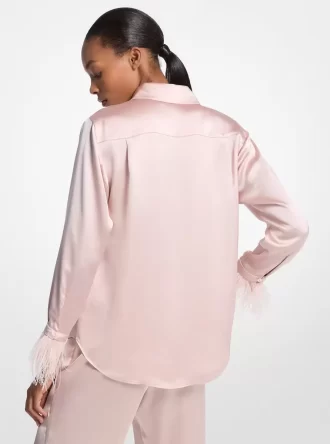Pyjamasskjorta i satin med fjäderdetaljer