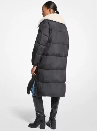 Quiltad täckjacka med fuskpälskant Quiltad täckjacka med fuskpälskant