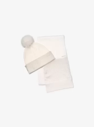 Set med utsmyckad stickad mössa och halsduk