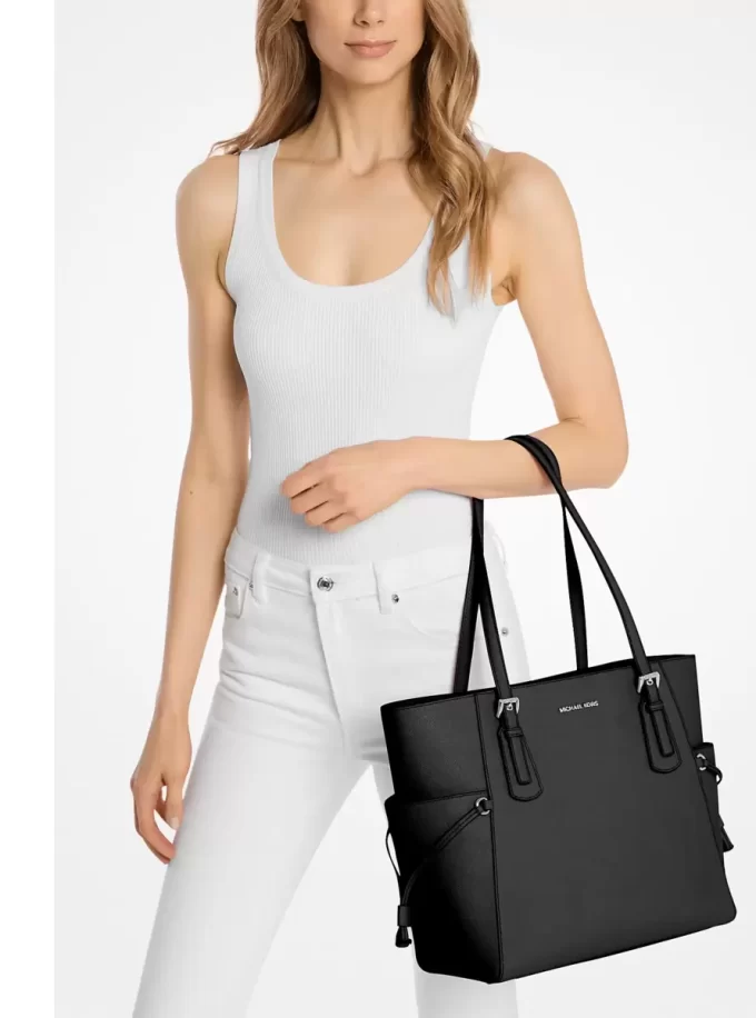 Voyager Stor Saffiano-läderväska Voyager Stor Saffiano-läderväska